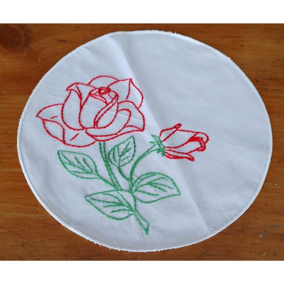 2 Vintage Doily Doilies Hand Embroidered Red Rose Table Topper Cotton - Picture 3 of 4